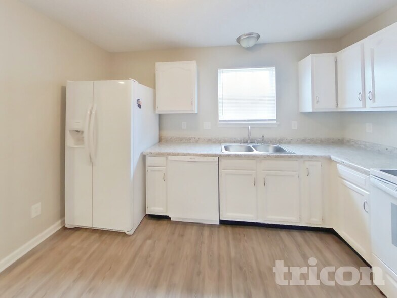 Building Photo - 9546 Gull Lake Dr
