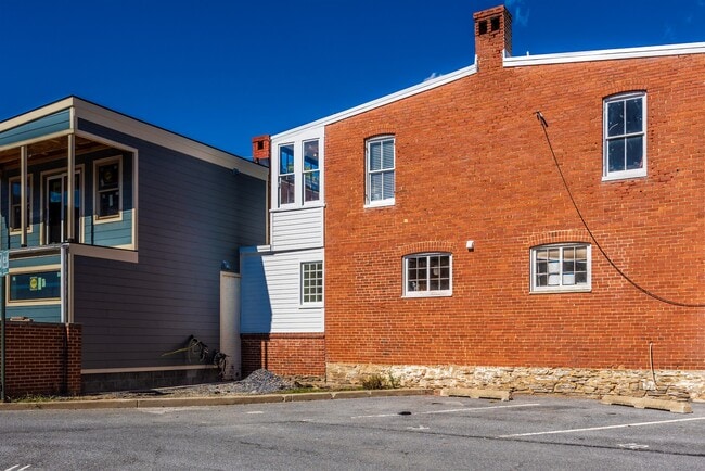 Building Photo - 6 W 4th St