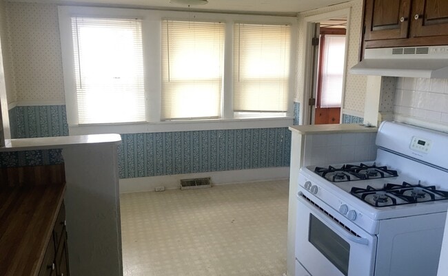 Building Photo - ** NEW CARPET **  NEWLY REMODELED BATHROOM **