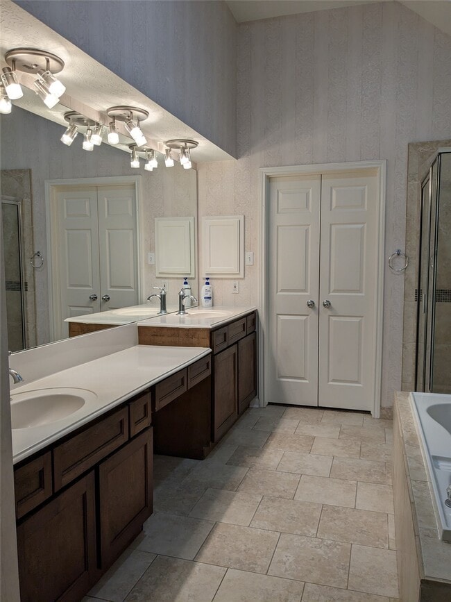 Building Photo - 635 Avery Dr