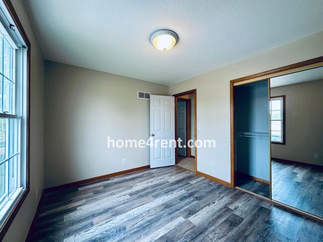 Building Photo - Spacious Four Bedroom Home in KCMO w/ Bran...