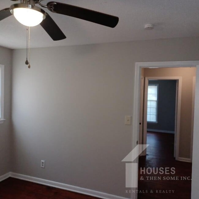 Building Photo - 218 Singing Woods Ln