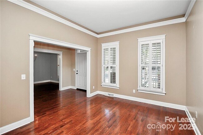 Building Photo - 2300 Mirow Pl