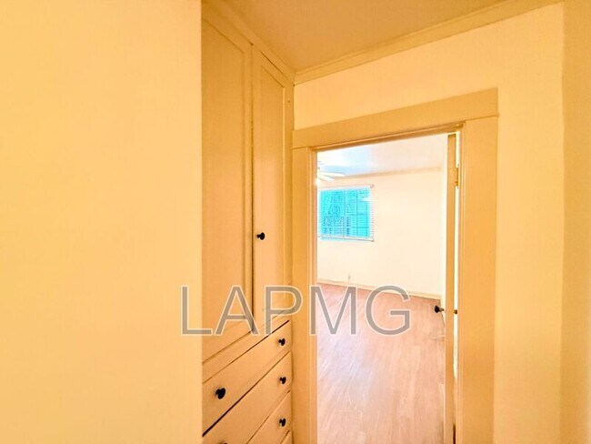 Building Photo - 614-614 N Poinsettia Pl