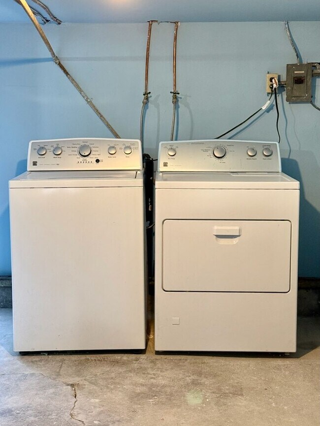 Building Photo - Cozy 2+bdrm/1 bath home w/a huge basement, washer/dryer, & off street pkg, space in the heart of ...