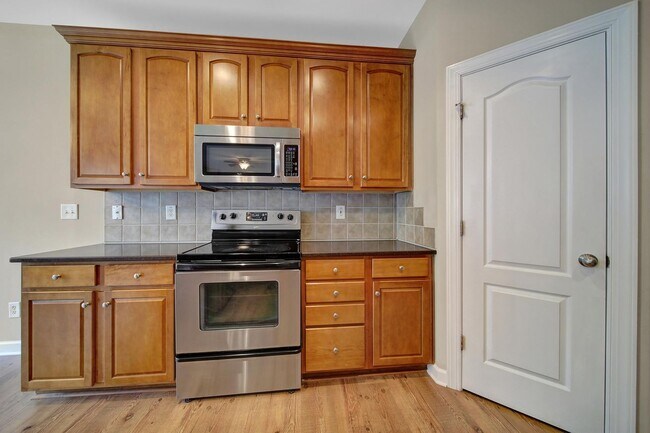 Building Photo - Beautiful Three Bed Two and Half Bath Town...