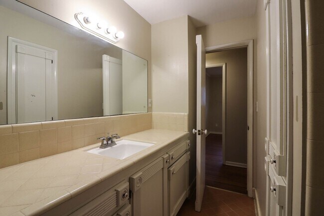 Building Photo - Darling 3 Bedroom With Hardwood Floors!