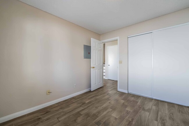 Building Photo - Stylish Townhome in Gated Community!