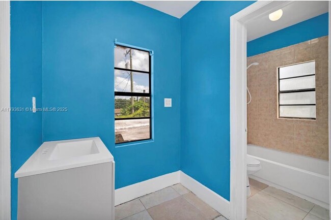 Building Photo - 613 Sharar Ave