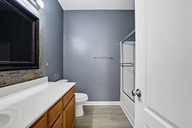 Building Photo - 230 Paradise Dr
