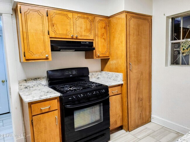 Building Photo - 618 N Estrella St