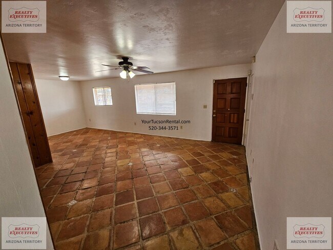 Building Photo - Grant & Silverbell Rd 3/1.5 with A/C