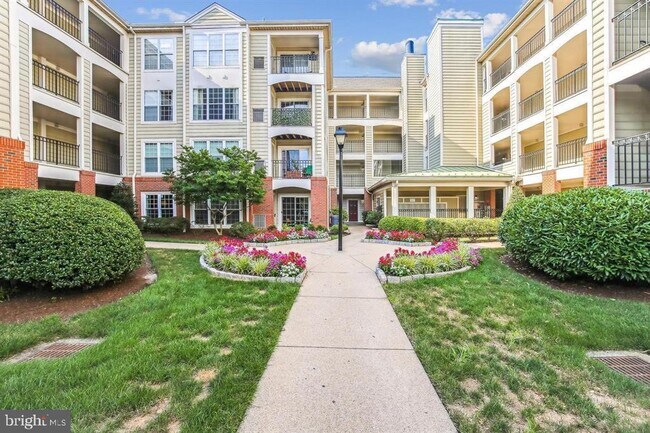 Building Photo - 1100 Quaker Hill Dr