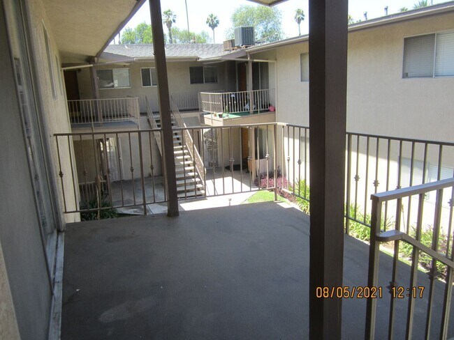 Building Photo - 2 br, 1 bath House - 4314 UNIVERSITY AVE #8