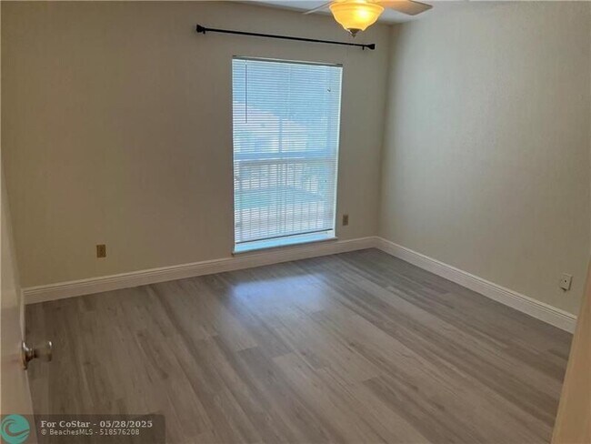 Building Photo - 875 Riverside Dr