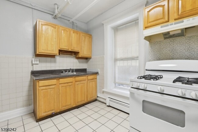 Building Photo - 162 Fairview Ave