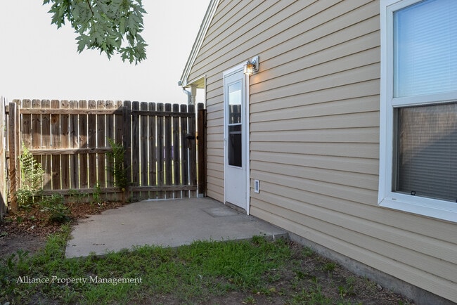 Building Photo - 516-518 Brookmont Dr