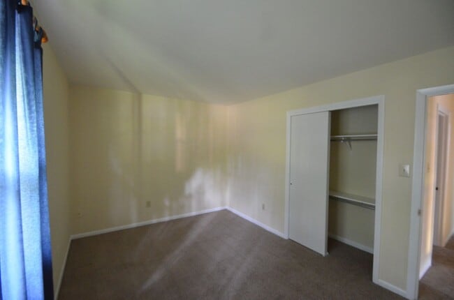 Building Photo - Spacious Yorktown Gem with New Flooring & Vaulted Ceilings