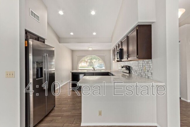 Building Photo - 2381 W Redwood Dr