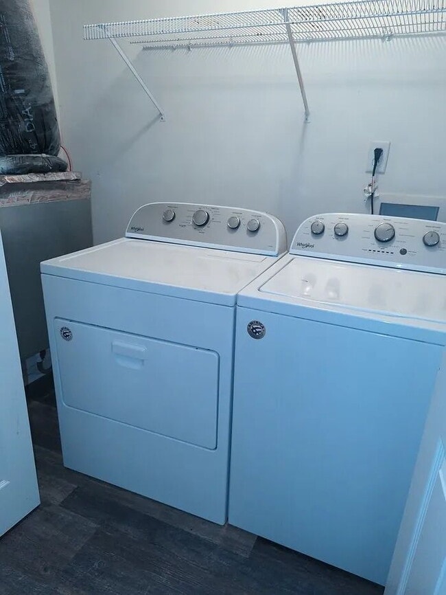 Building Photo - Single Room w/ Private Bathroom in Hart's Cove