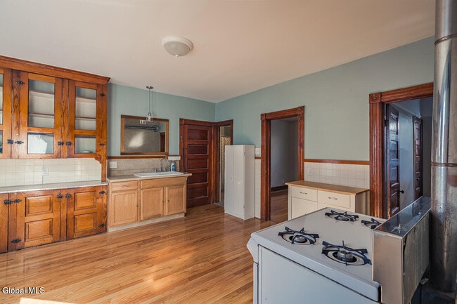 Building Photo - 65 Van Derveer St