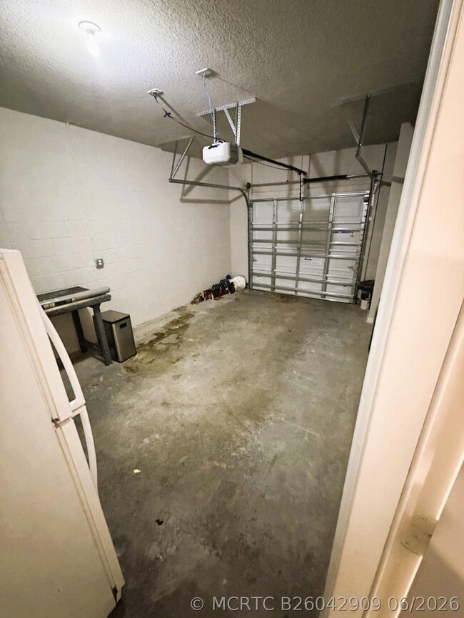 Building Photo - 342 SE Angler Dr