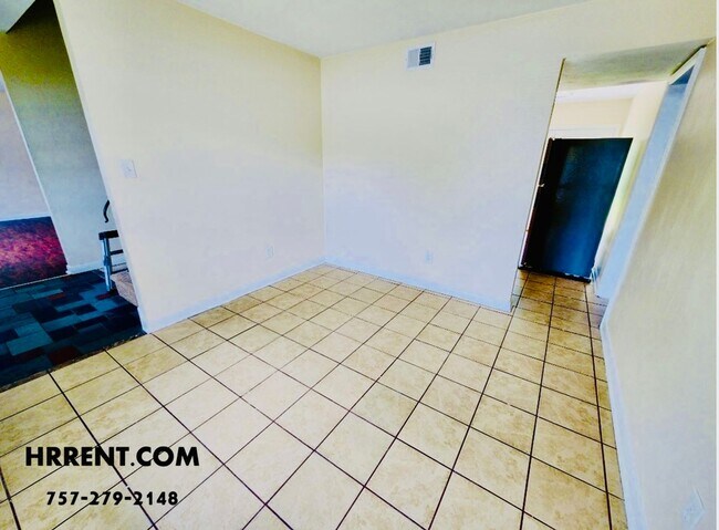 Building Photo - Amazing 6 Bedroom 3 Bathroom Two Story Hom...