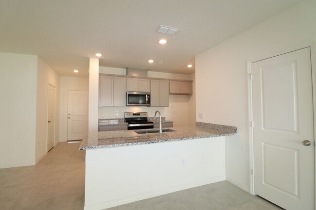 Building Photo - 3/2.5/1 Town Home with community pool!