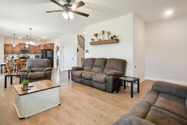 Building Photo - Pet Friendly Four Bedroom!