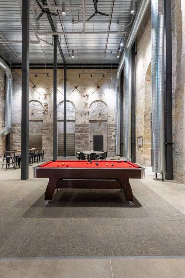 Building Photo - 1009 W Juneau Ave