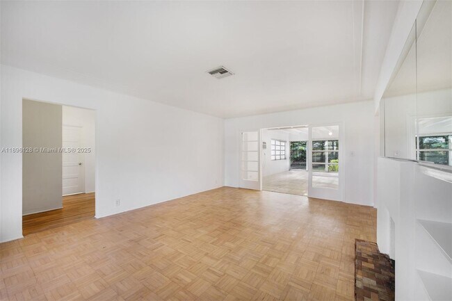 Building Photo - 520 W 51st Terrace