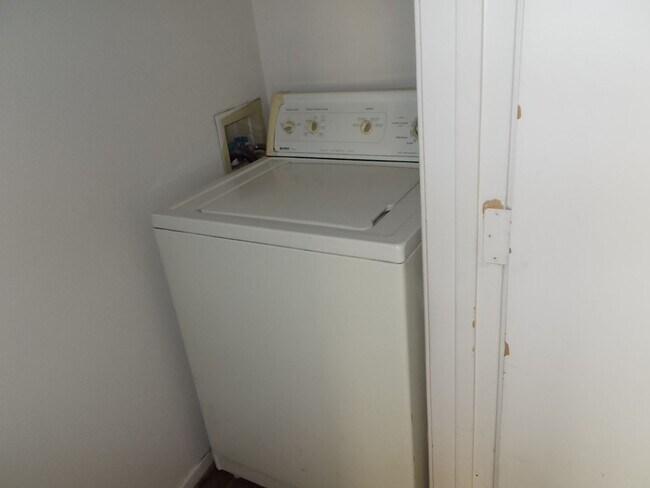 Building Photo - Charming 2 Bed / 2 Bath Condo with Fireplace & Balcony – Prime Location!