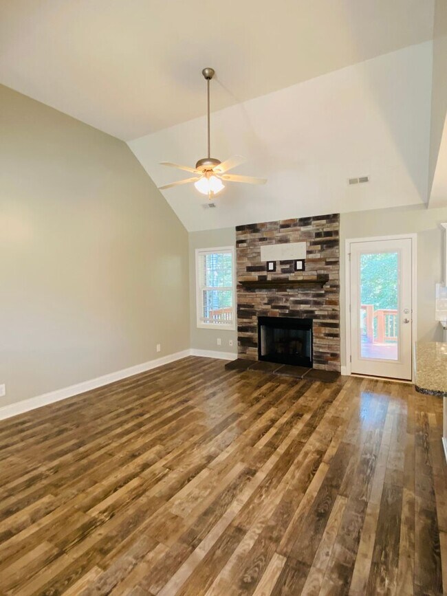 Building Photo - Luxury Home