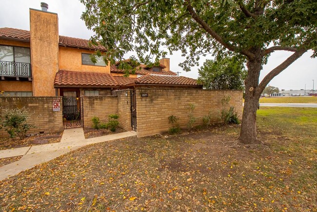 Primary Photo - 1127 Lois St