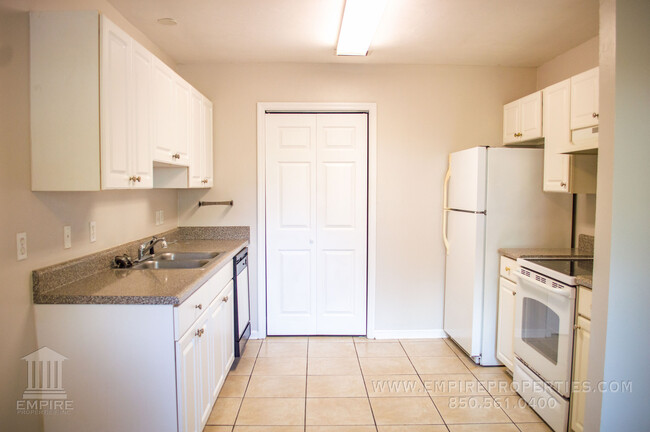 Building Photo - Spacious Central Townhome