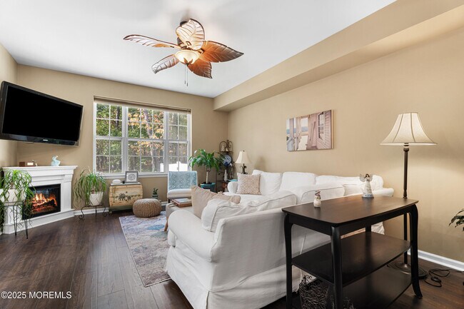 Building Photo - 254 Hawthorne Ln