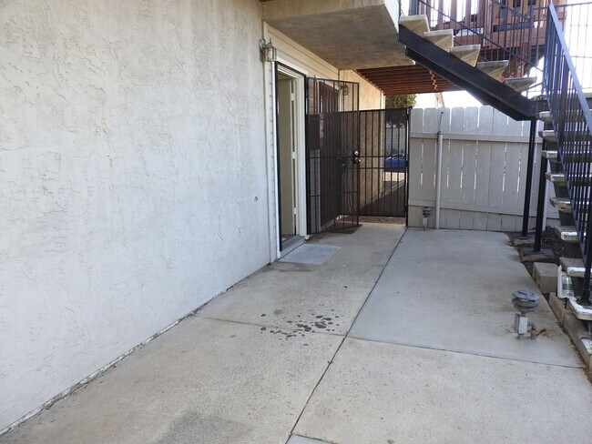 Building Photo - 4481mont