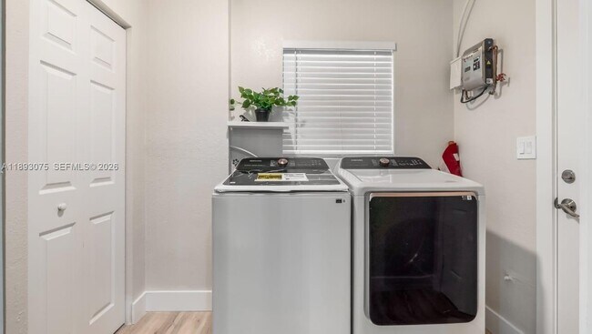 Building Photo - 740 Beachwood Ln