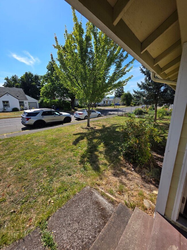 Building Photo - 2 Bedroom with Huge Yard in Springfield