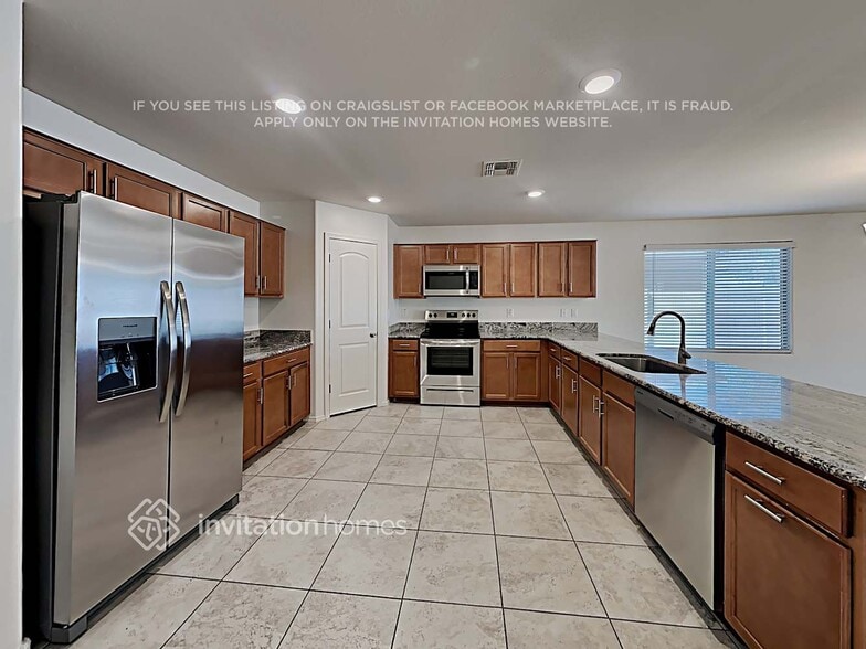 Building Photo - 17144 W Pinnacle Vista Dr