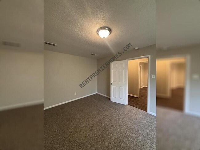 Building Photo - 2221 Dorchester Dr