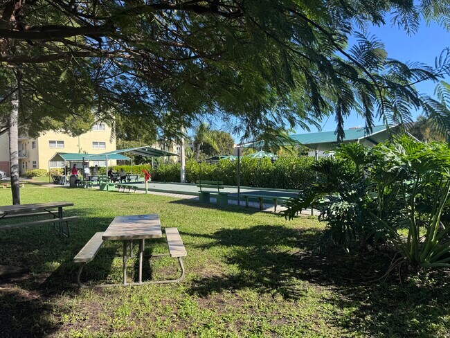 Building Photo - 300 NE 26th Ave