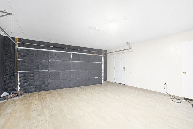 Building Photo - 617 Riverway Ln