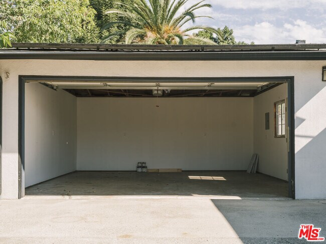 Building Photo - 917 N Ave 51