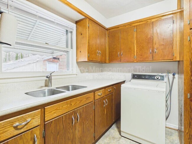 Building Photo - 47 Beaconsdale Ln