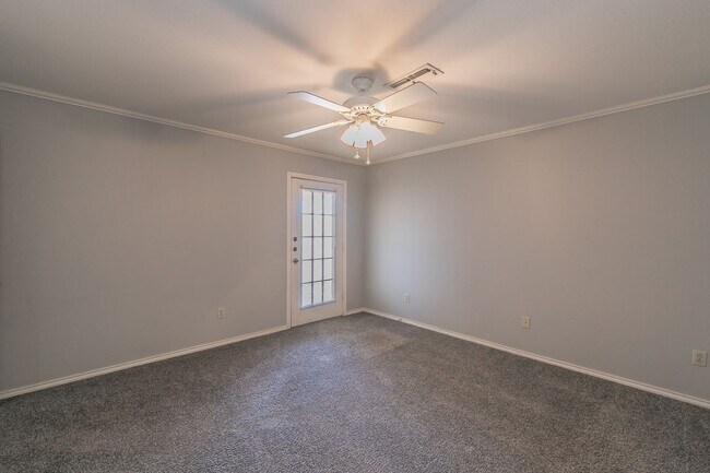 Building Photo - BEAUTIFUL and SPACIOUS Townhome in Ideal L...