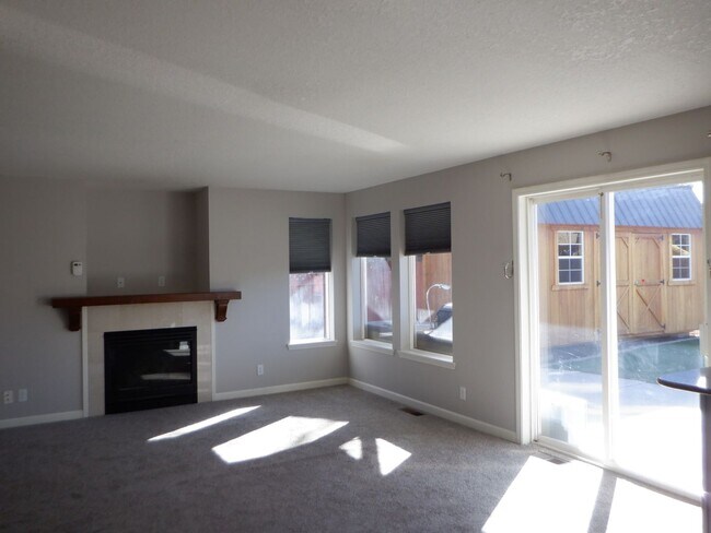 Building Photo - 3 Bed/2.5 Bath NE Bend Single Family Home with Hot Tub