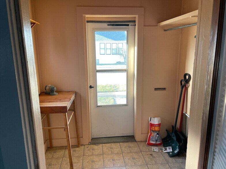 Large front entrance mudroom - 450 3rd Ave
