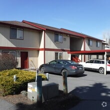 Building Photo - Lower Level 2 Bed/1 Bath Apartment Near St...