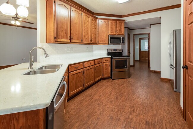 Building Photo - 7182 Golden Oaks Loop E
